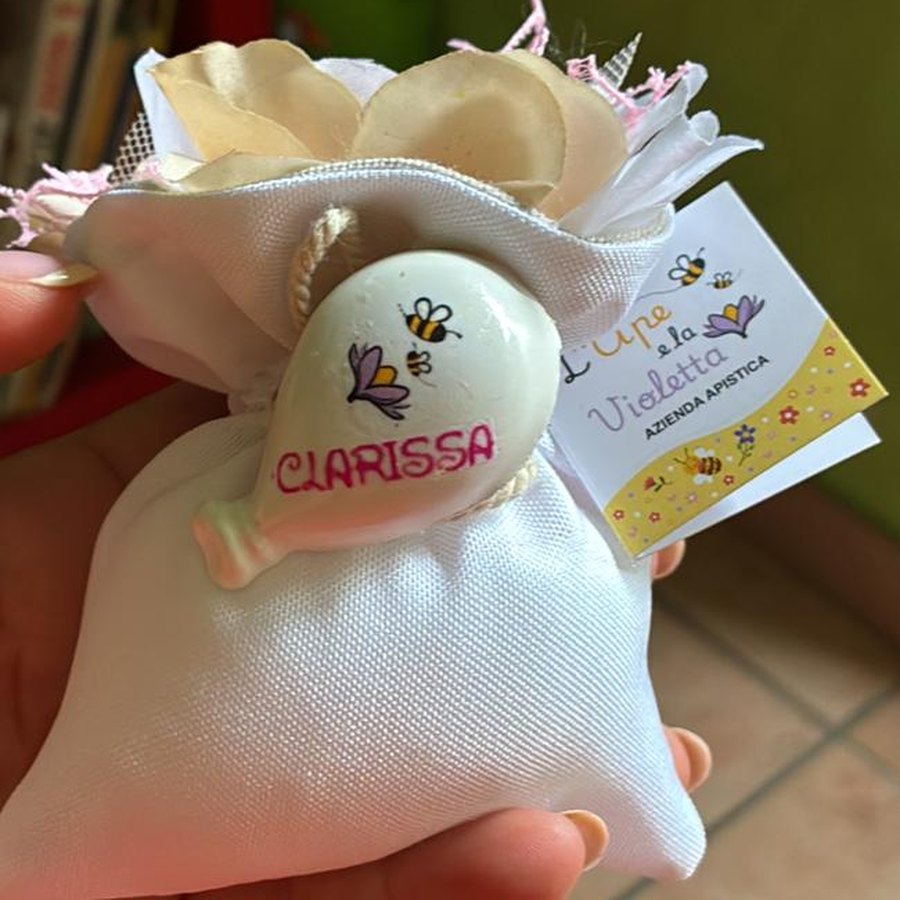 Sacchetto portaconfetti bianco chiuso da grandi petali di stoffa avorio
