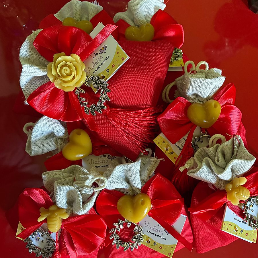 Bomboniere rosse per la laurea con rosa in cera d'api e corona d'alloro