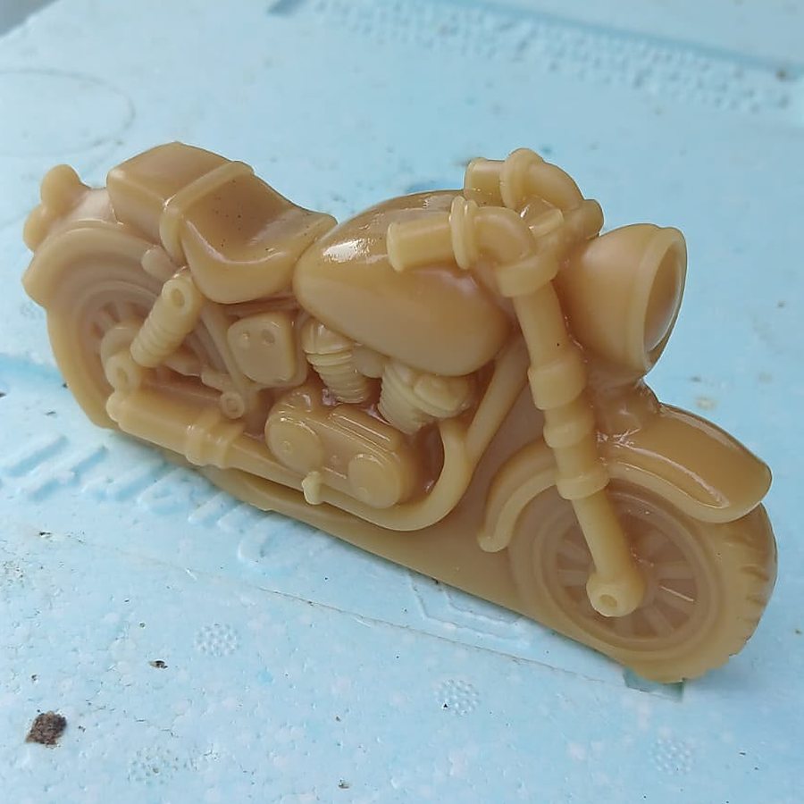 Candela a forma di motocicletta in cera d'api