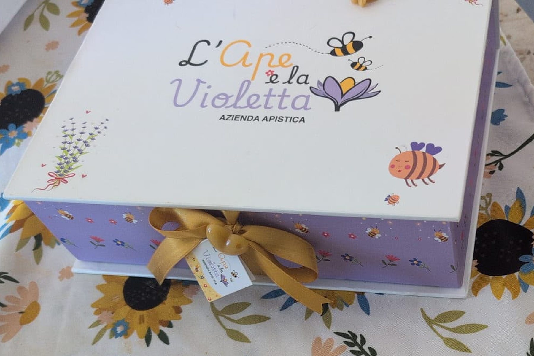 Cofanetto regalo chiuso con il logo dell'azienda e il nastro dorato