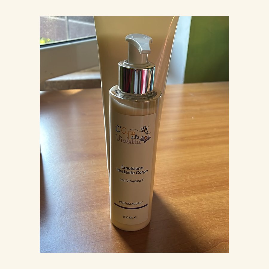 Flacone con dosatore dell'emulsione idratante corpo alla vitamina E da 150 ml