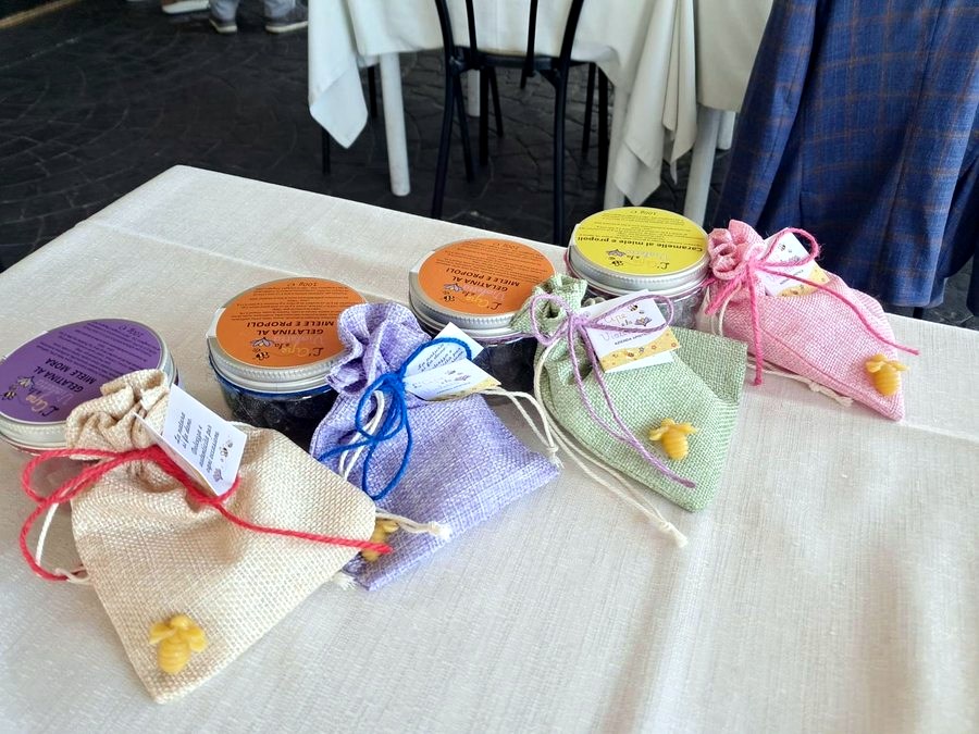 Barattoli di gelatine al miele alla mora e alla propoli