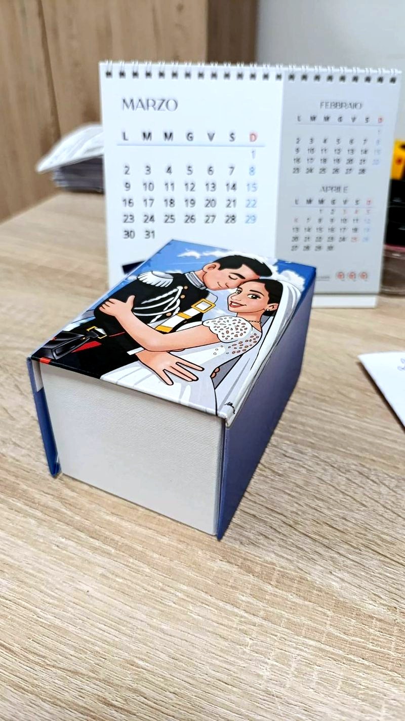 Scatola per matrimonio con gli sposi illustrati sul coperchio