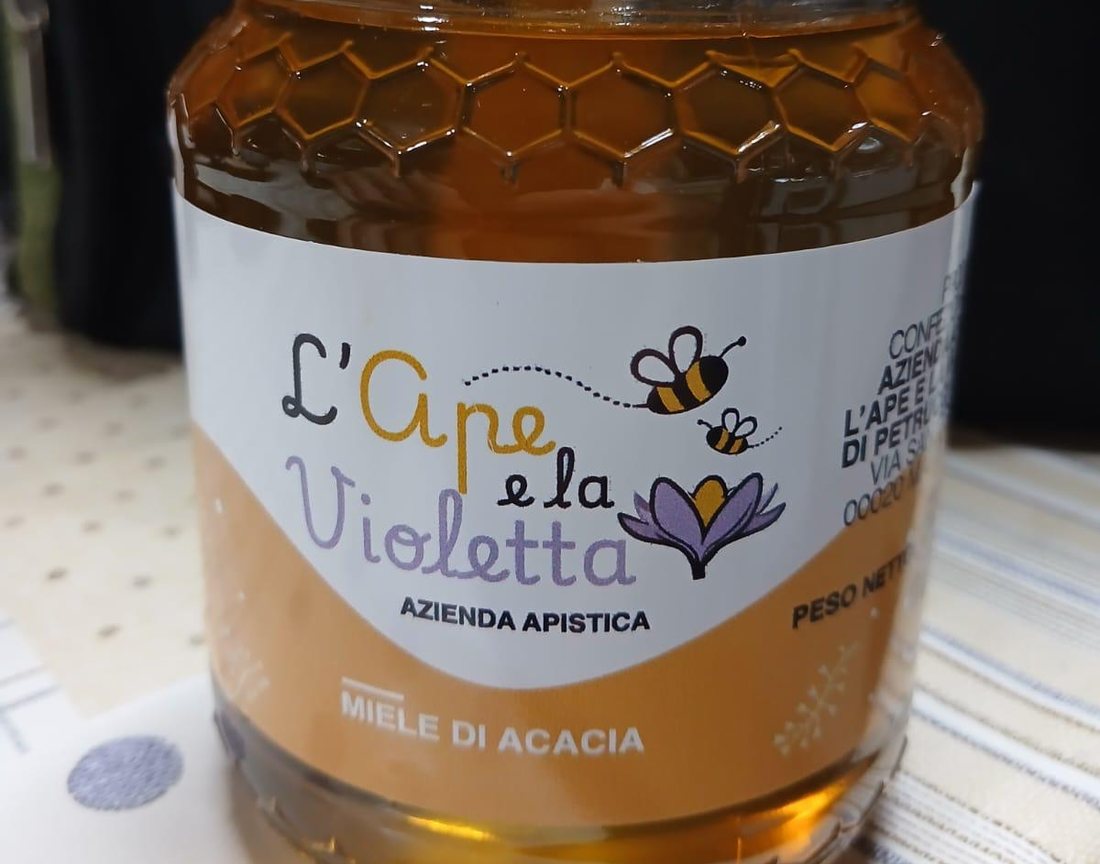 Il barattolo di miele di acacia dell'Ape e la Violetta, con la sua etichetta