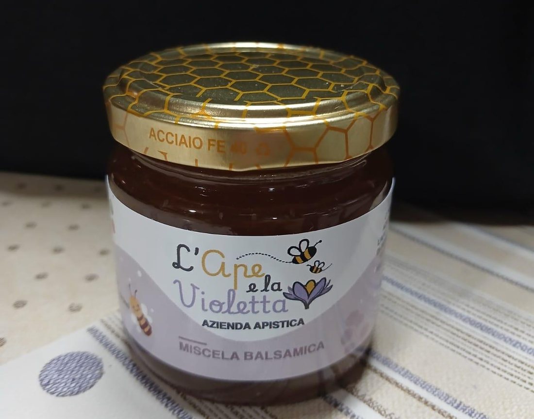 Il vasetto della miscela balsamica di miele e propoli dell'Ape e la Violetta