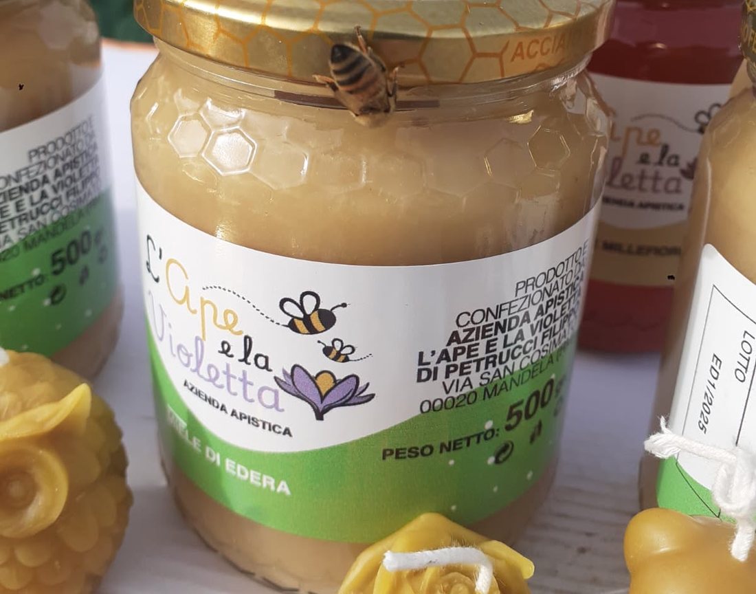 Il barattolo da 500 g di miele di edera dell'Ape e la Violetta, cremoso e cristallizzato
