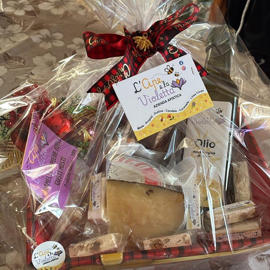 Cassetta regalo scozzese rossa chiusa in cellophane con fiocco rosso e nero