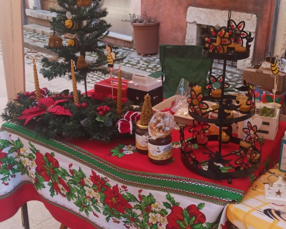 Il banchetto dell'azienda a un mercatino di Natale, con la tovaglia rossa a stelle