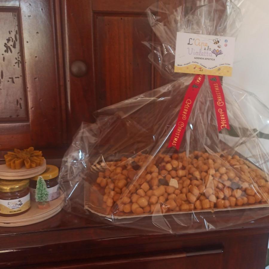 Confezione a piramide in cellophane piena di caramelle al miele