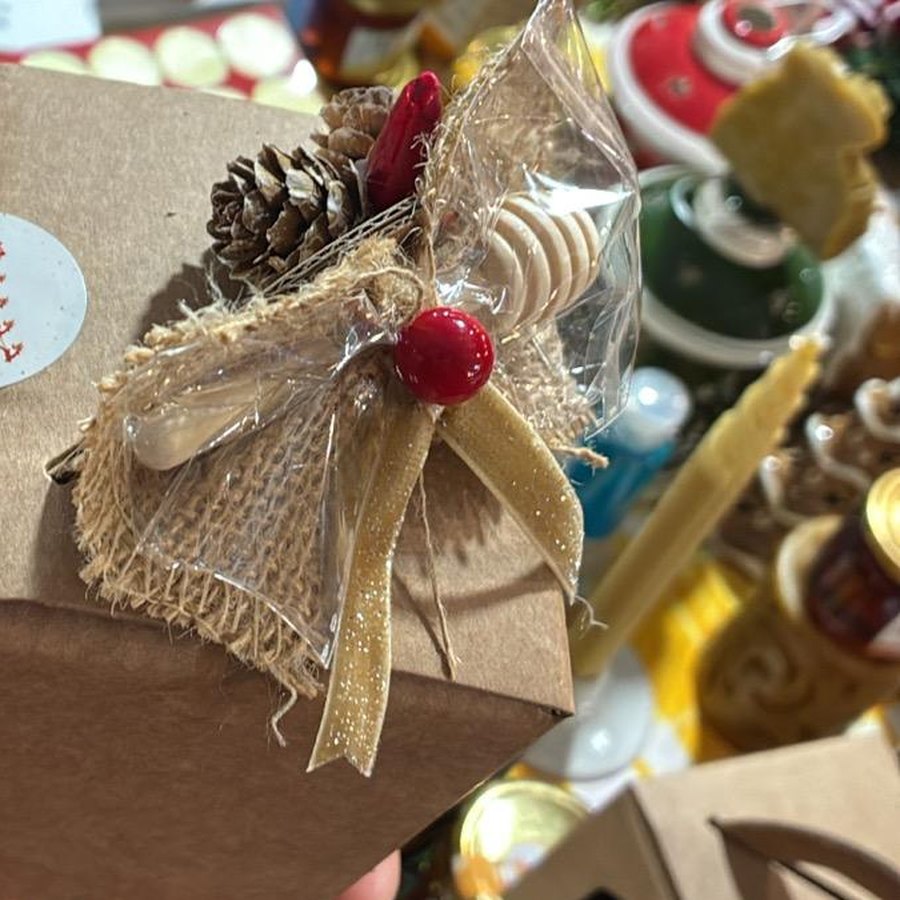 Scatolina di cartone kraft decorata con juta, pigna e spargimiele