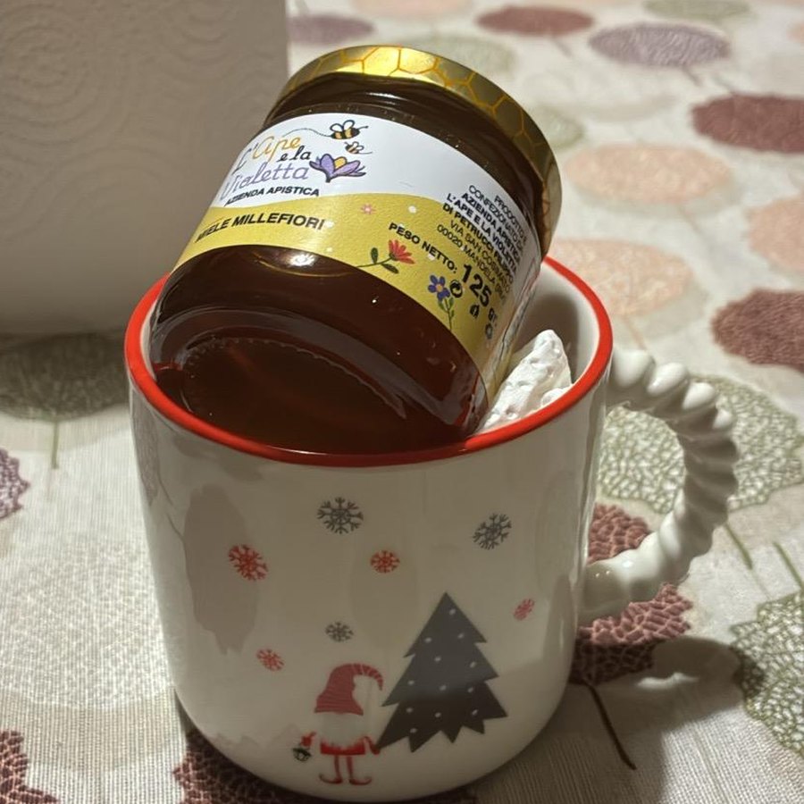 Tazza in ceramica decorata con gnomo e fiocchi di neve, piena di caramelle