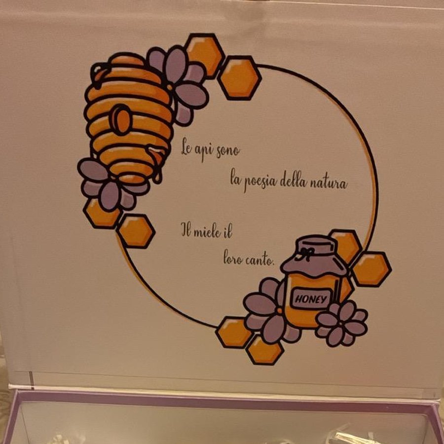 Cofanetto regalo lilla col coperchio illustrato con arnia, favi e fiori