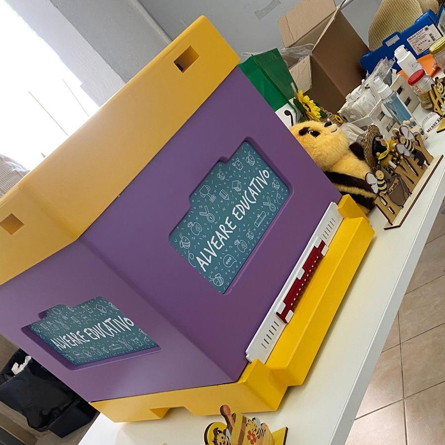 Il kit didattico Alveare Educativo aperto sul tavolo