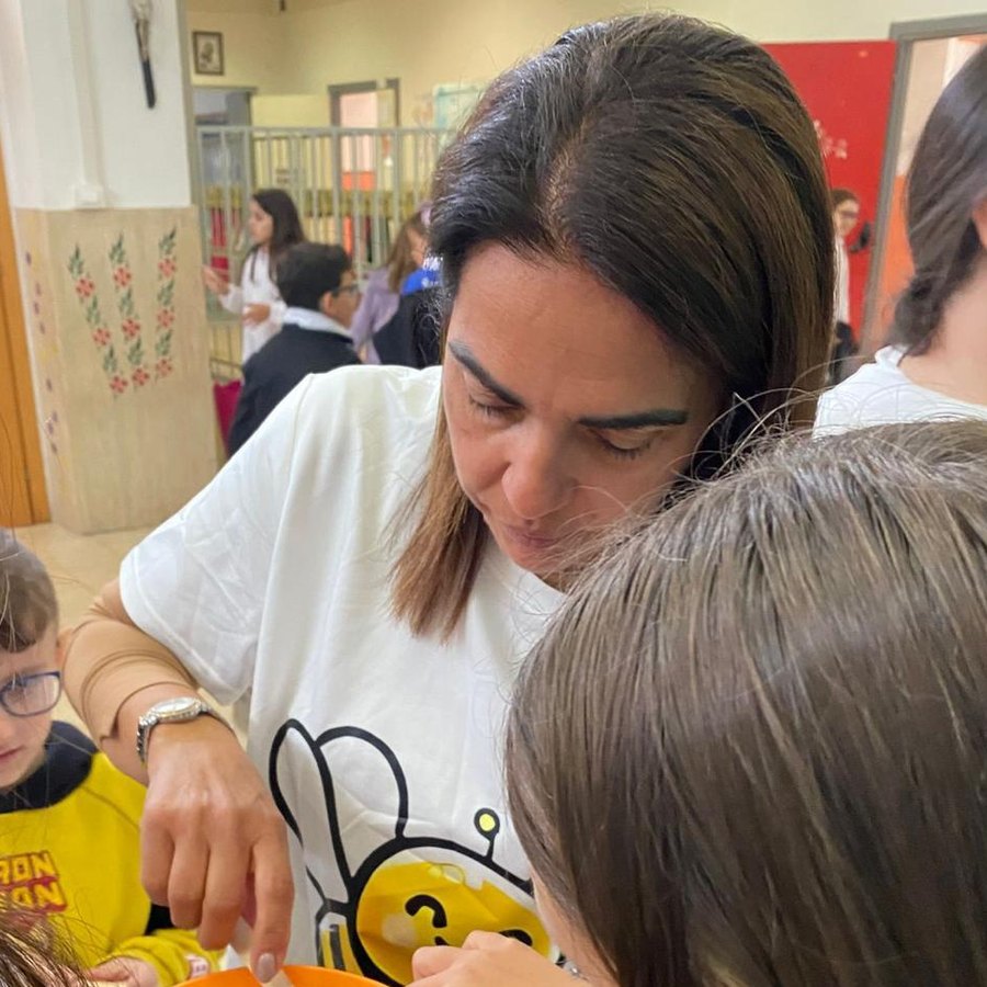 Teresa che spiega ai bambini come vivono le api