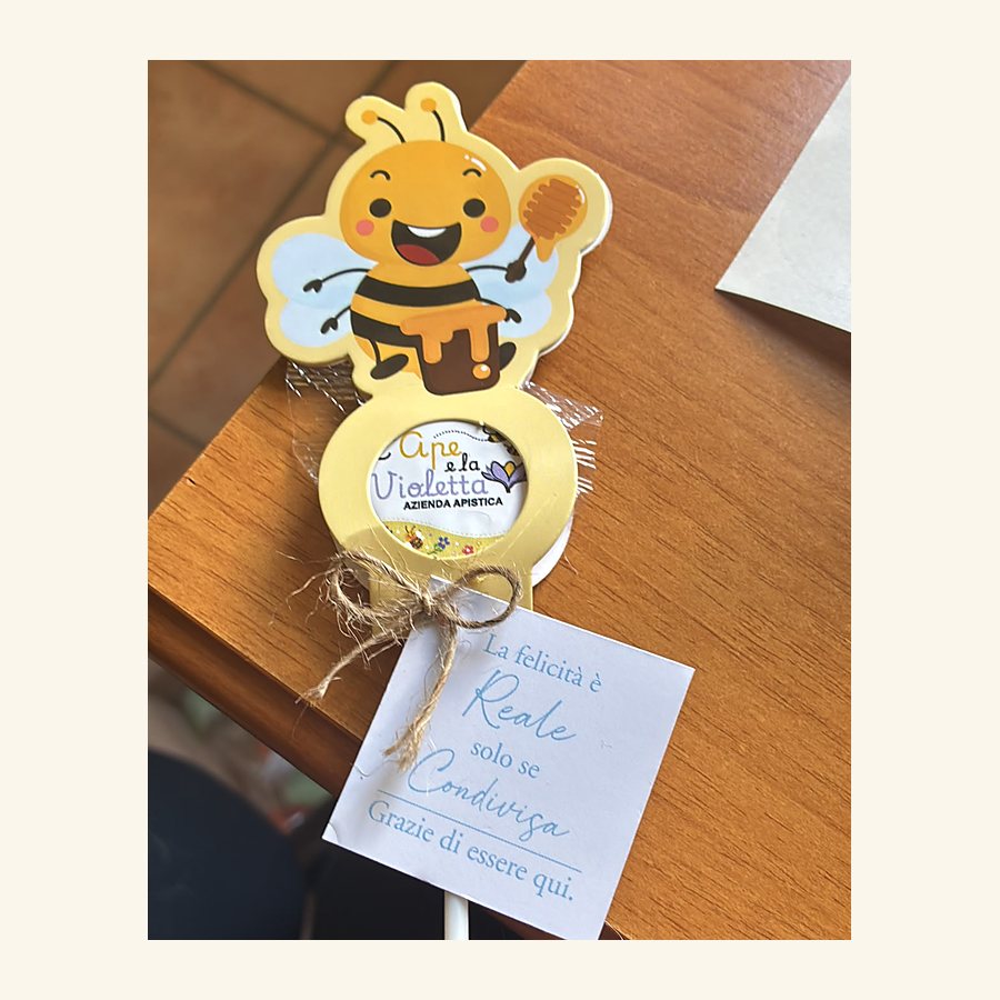 Segnaposto a forma di ape con cartoncino e dedica